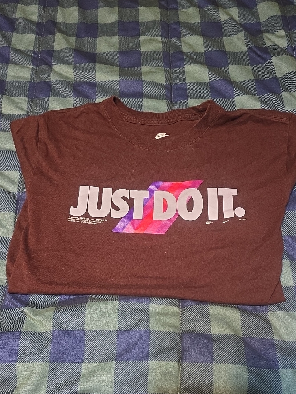 Nike Men’s Brown 'Just Do It' Graphic Tee with Multicolor Logo Size Medium